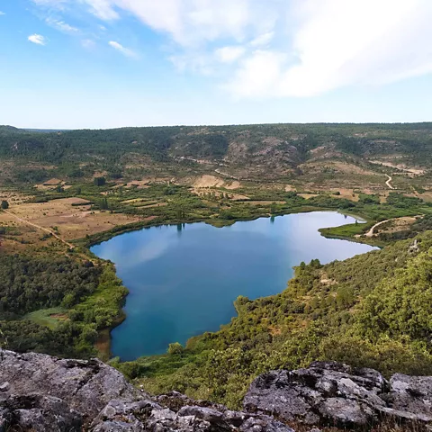 Panorámica de una de las lagunas de El Tobar en Beteta, Cuenca