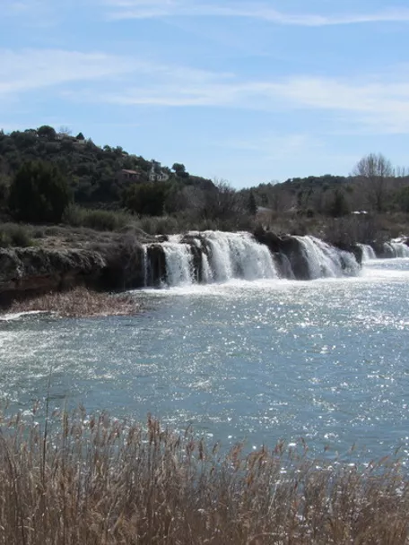 Imagen del agua cayendo a la laguna