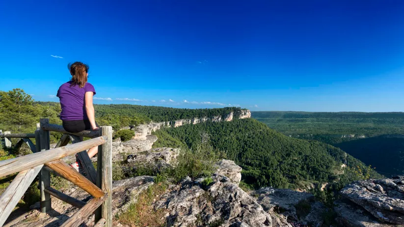 Una visitante disfrutando de las vistas desde el Mirador del Tío Cogote, Las Majadas