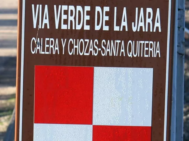 Cartel de ruta verde junto a las vías