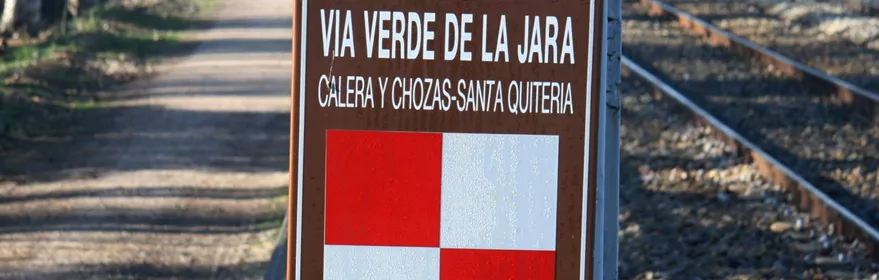 Cartel de ruta verde junto a las vías