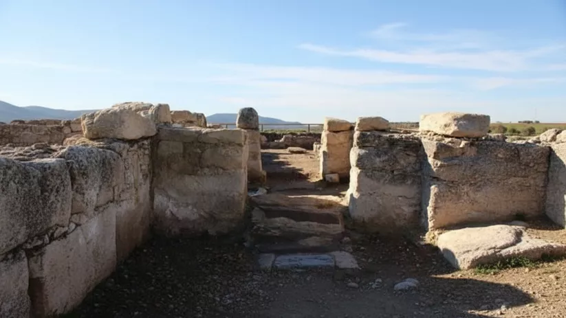 Pasillo de ruinas de piedra bajo cielo despejado
