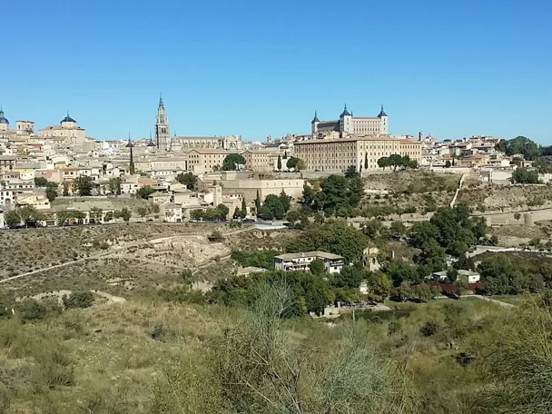 Panorámica urbana sobre colina con grandes edificios históricos
