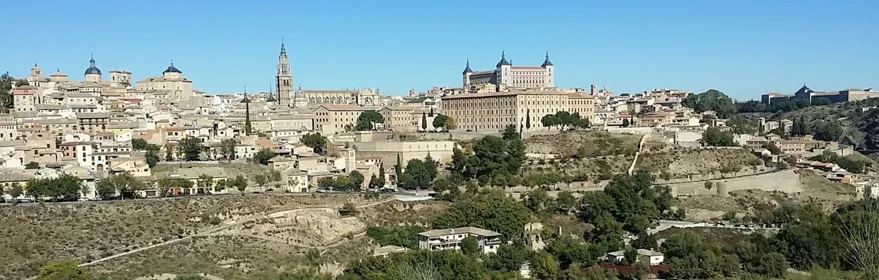 Panorámica urbana sobre colina con grandes edificios históricos