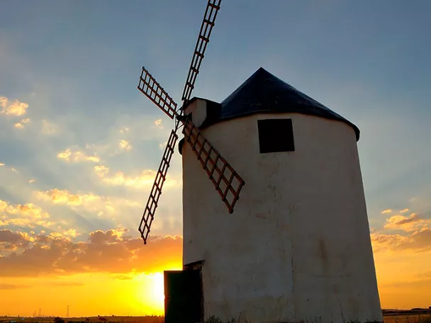 Imagen del atardecer tras un molino