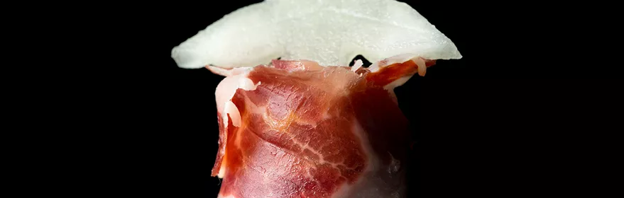 Imagen de un trozo de melón con jamón