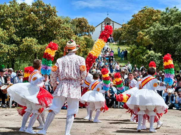 Danzantes en la romería de Nuestra Señora de la Natividad, Méntrida