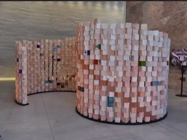 Imagen de la escultura compuesta por piezas de barro