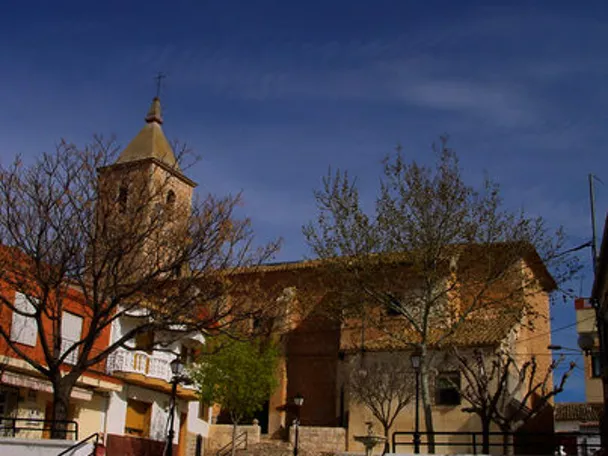 Imagen de la iglesia de Motilleja tras unos árboles