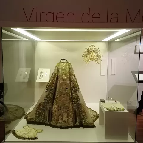 Exposición de un manto de la Virgen en el Museo de Arte Sacro de Huete