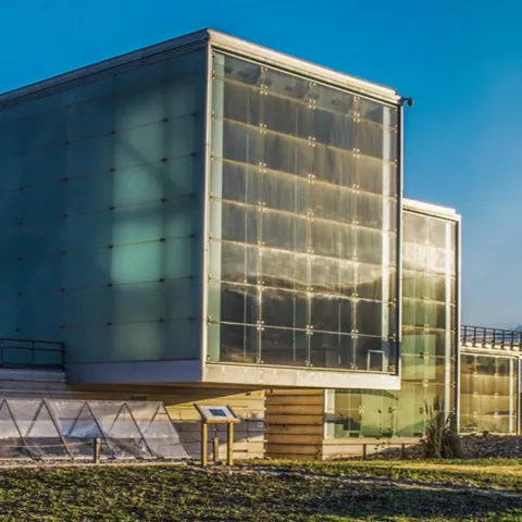 Imagen de vista frontal del museo