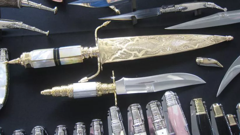 Imagen de cuchillos con brillantes