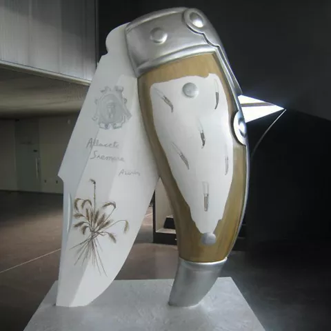 Imagen de una replica grande de una navaja