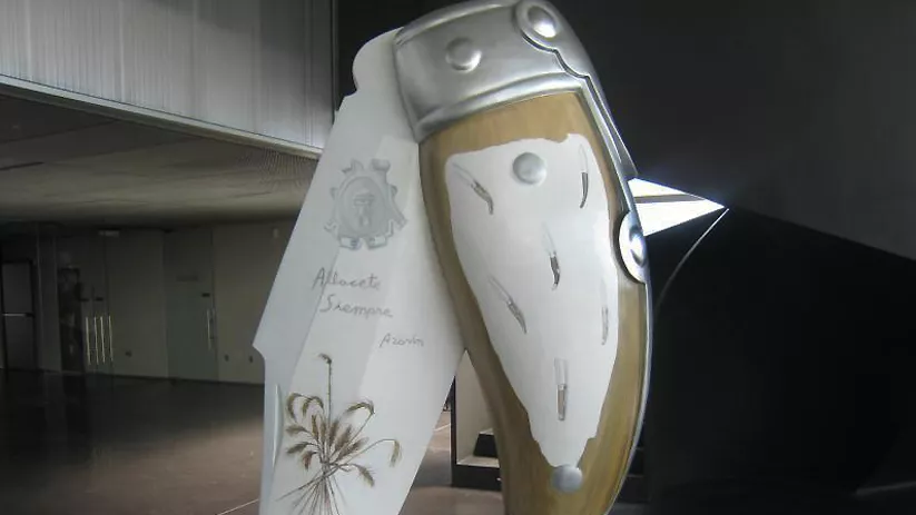 Imagen de una replica grande de una navaja