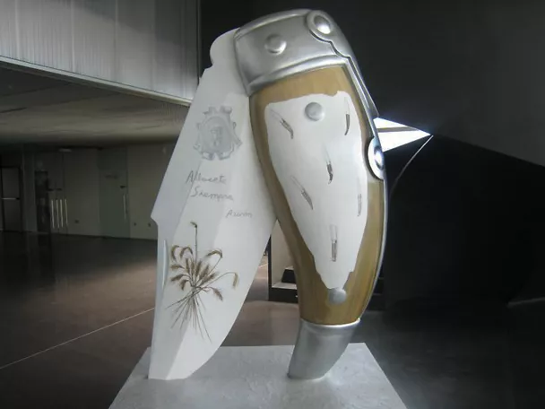 Imagen de una replica grande de una navaja