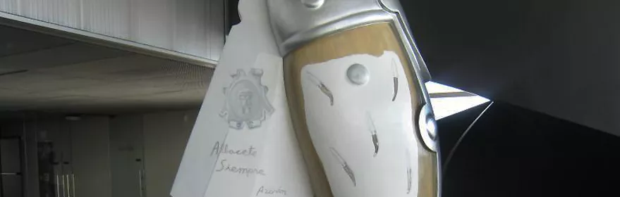 Imagen de una replica grande de una navaja