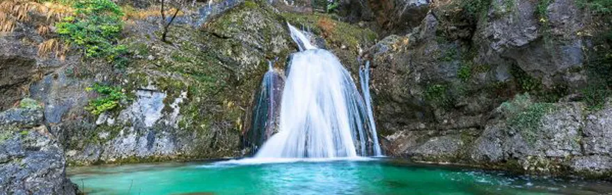 Imagen de cascada con agua cristalina del nacimiento del rio