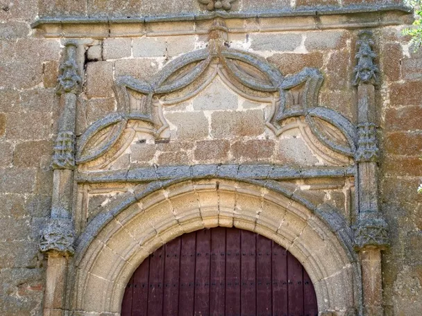 Imagen de la puerta de la iglesia de Nombela