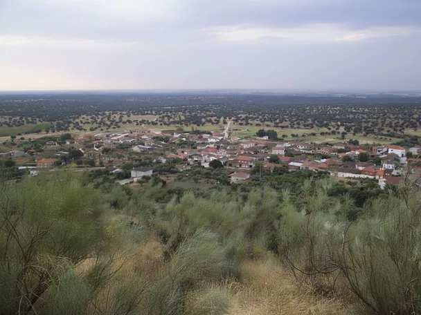 Vista panorámica del pueblo entre monte bajo y encinasVista panorámica del pueblo entre monte bajo y encinas