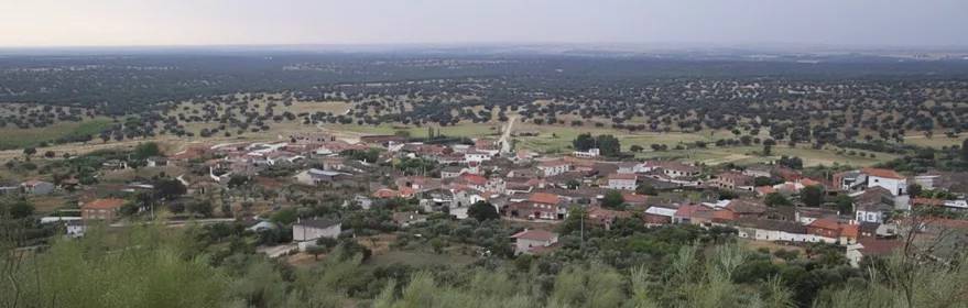 Vista panorámica del pueblo entre monte bajo y encinasVista panorámica del pueblo entre monte bajo y encinas