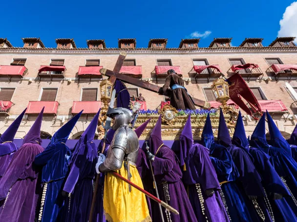 Procesión de los armados de Semana Santa en la plaza mayor de Ocaña