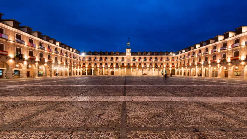 Vista nocturna de la plaza mayor de Ocaña