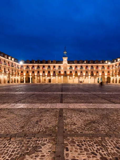Vista nocturna de la plaza mayor de Ocaña