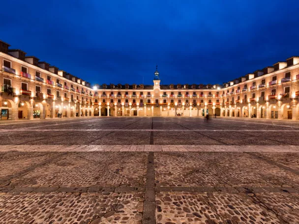 Vista nocturna de la plaza mayor de Ocaña