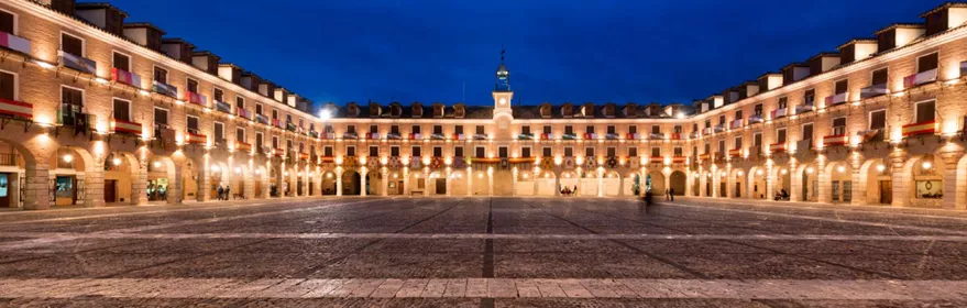 Vista nocturna de la plaza mayor de Ocaña