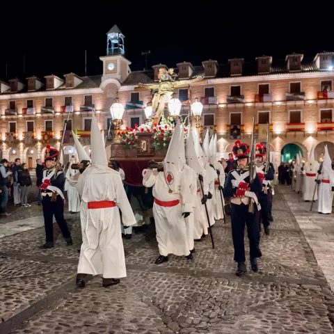 Procesión de Semana Santa en la plaza mayor de Ocaña