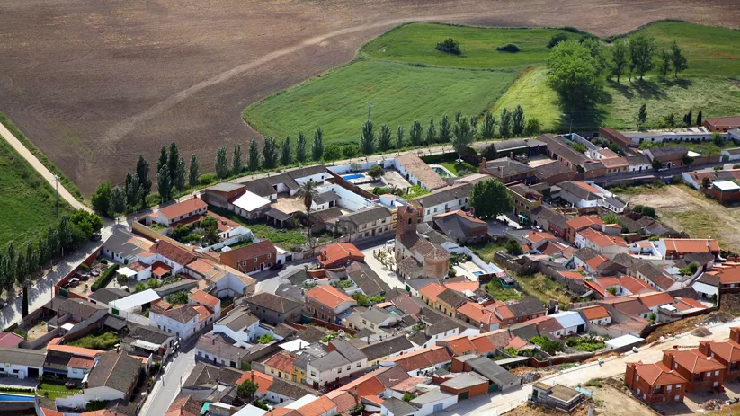 Vista aérea de pueblo rodeado de campos y cultivos