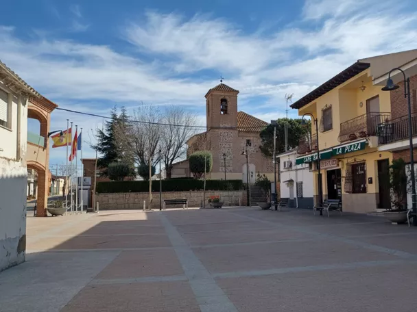 Plaza peatonal con iglesia y edificios alrededor