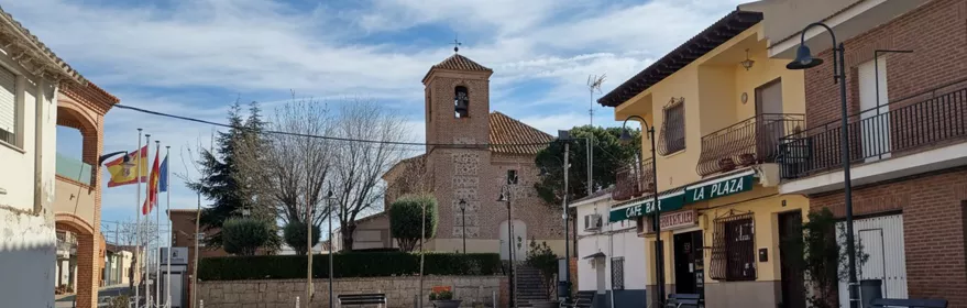 Plaza peatonal con iglesia y edificios alrededor