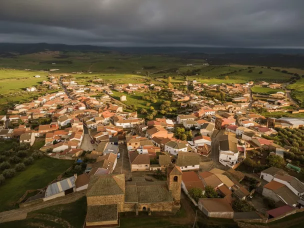 Vista aérea de Fontanarejo (Ciudad Real) con la iglesia parroquial y el paisaje rural que rodea el municipio.