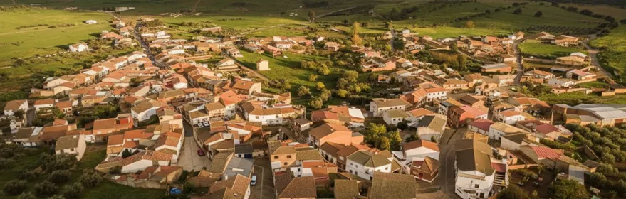 Vista aérea de Fontanarejo (Ciudad Real) con la iglesia parroquial y el paisaje rural que rodea el municipio.