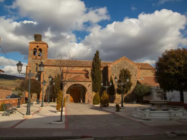 Vista panorámica de Los Cortijos (Ciudad Real) con la iglesia destacando sobre el entorno urbano y natural.