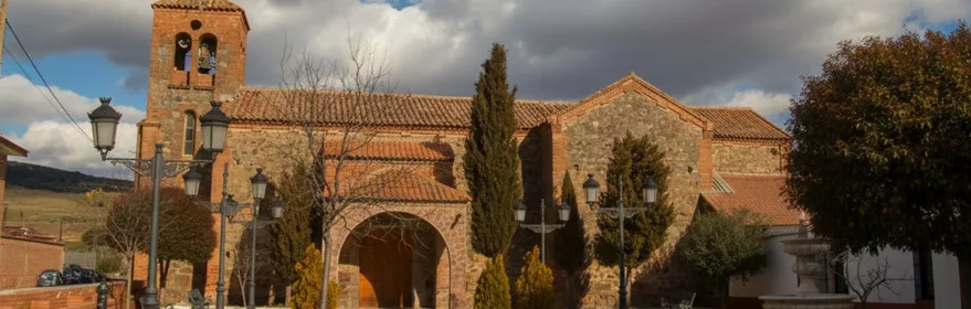 Vista panorámica de Los Cortijos (Ciudad Real) con la iglesia destacando sobre el entorno urbano y natural.