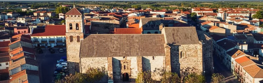 Vista aérea de Argamasilla de Calatrava con la iglesia parroquial destacando entre las casas y tejados del municipio.