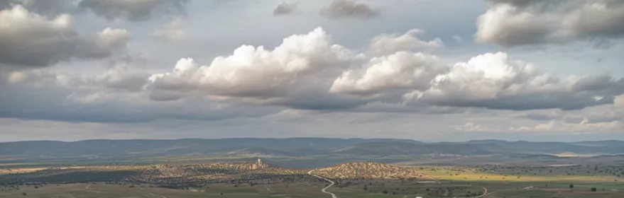 Vista panorámica de Arroba de los Montes rodeado de campos y sierras, con olivares en primer plano.
