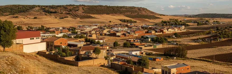 Vista panorámica de Carrizosa con el casco urbano rodeado de campos y suaves colinas en la provincia de Ciudad Real.