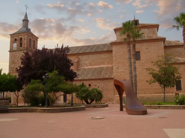 Vista panorámica de Granátula de Calatrava (Ciudad Real) con la iglesia y el casco urbano rodeado de campos.