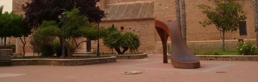 Vista panorámica de Granátula de Calatrava (Ciudad Real) con la iglesia y el casco urbano rodeado de campos.