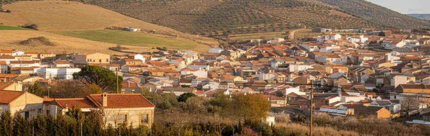 Vista general de Hinojosas de Calatrava (Ciudad Real) con el casco urbano y las sierras del entorno.