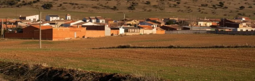 Panorámica de Los Pozuelos de Calatrava (Ciudad Real), casco urbano rodeado de campos manchegos.