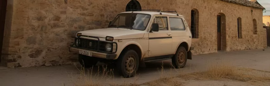 Iglesia parroquial de San Bartolomé en Navalpino (Ciudad Real), templo de piedra con espadaña y nido de cigüeñas.
