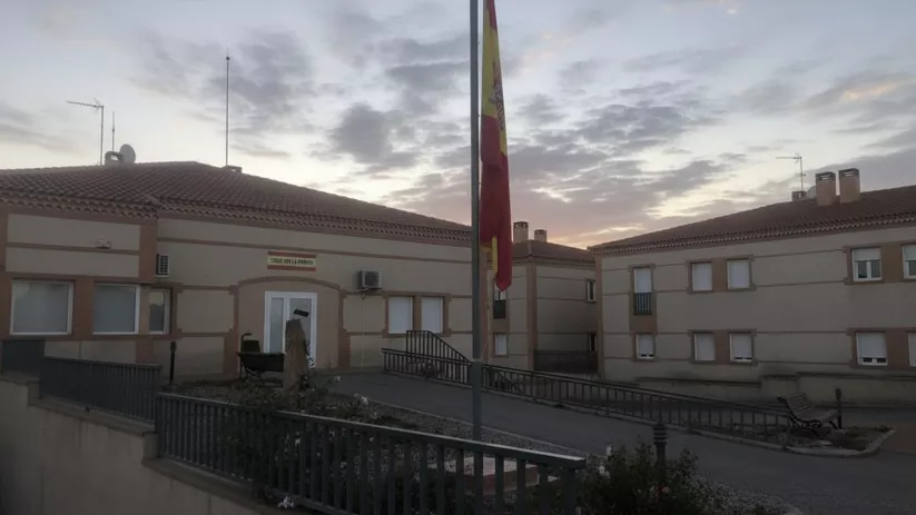 Conjunto residencial con patio central al atardecer