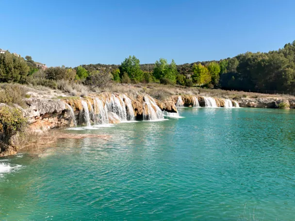 Imagen de pequeñas cascadas sobre la laguna azul