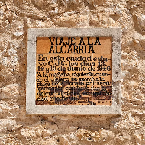 Placa conmemorativa del paso por Pastrana del premio Nobel Camilo José Cela