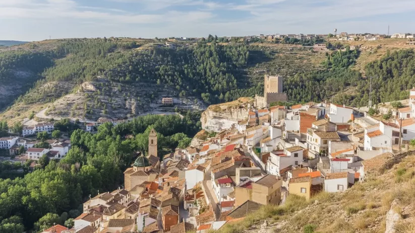 Vista del pueblo en ladera con iglesia y torre
