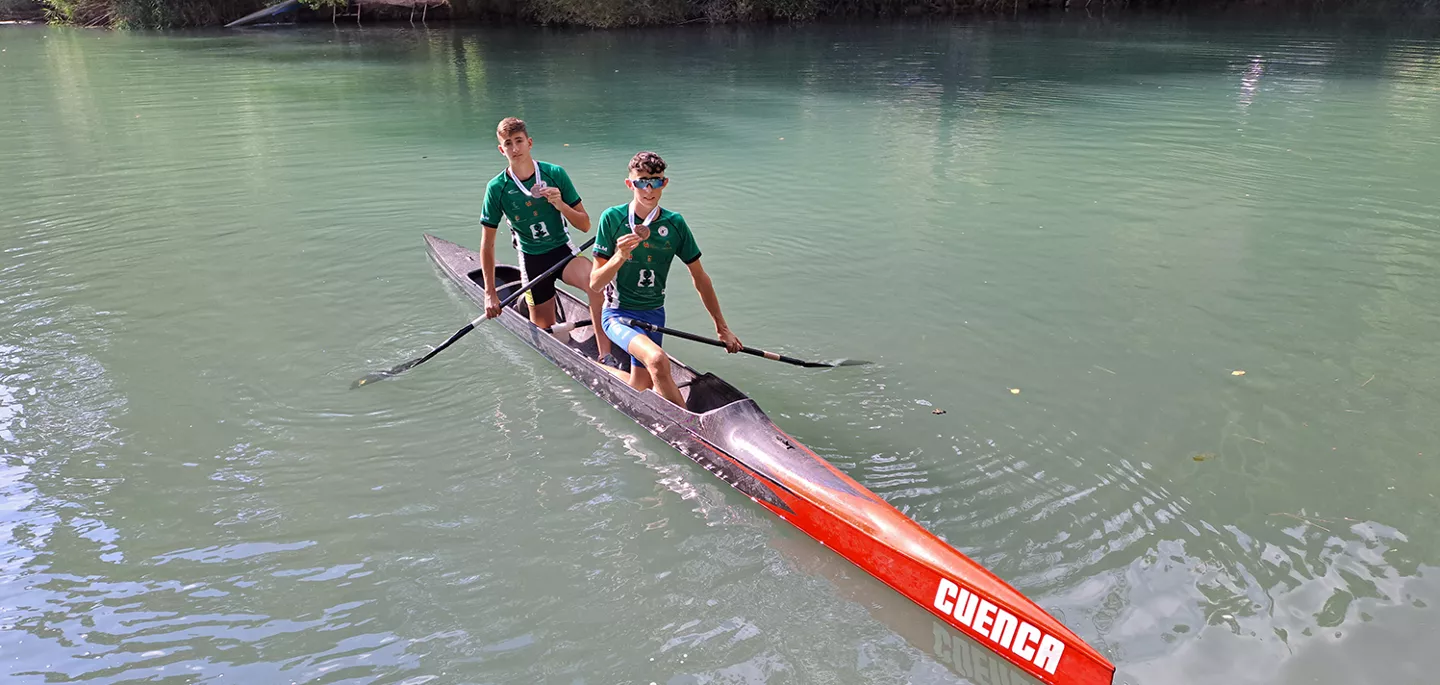 Imagen de dos chicos en una canoa de cuenca